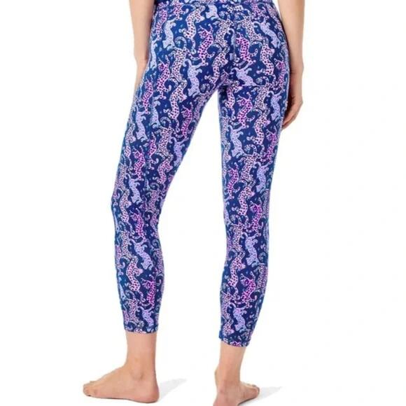 Lilly Pulitzer WEEKENDER HIGH RISE Legging UPF 50 oyster bay nay on the catwalk - Picture 2 of 8